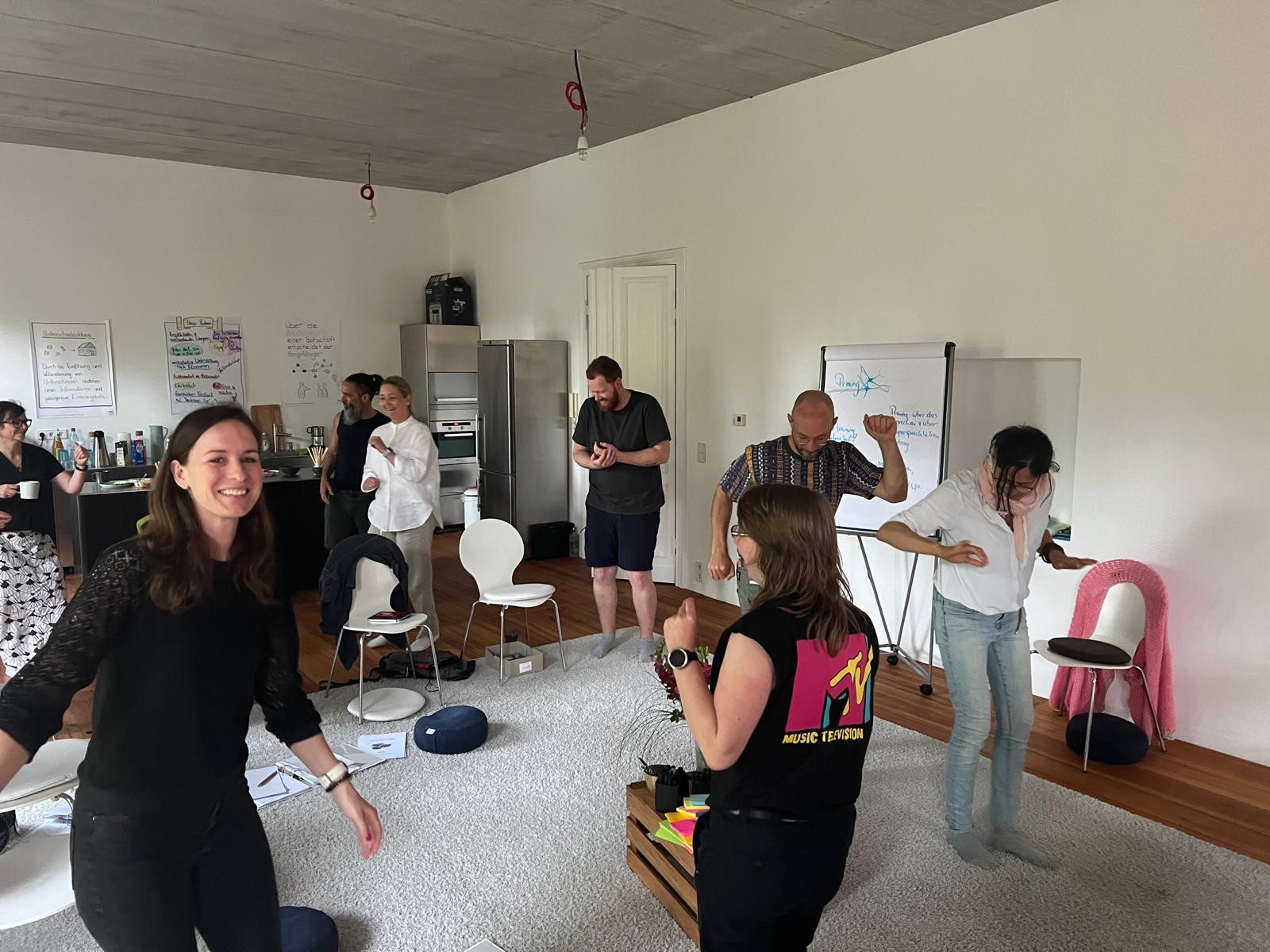 Team in Bewegung während eines Workshops
