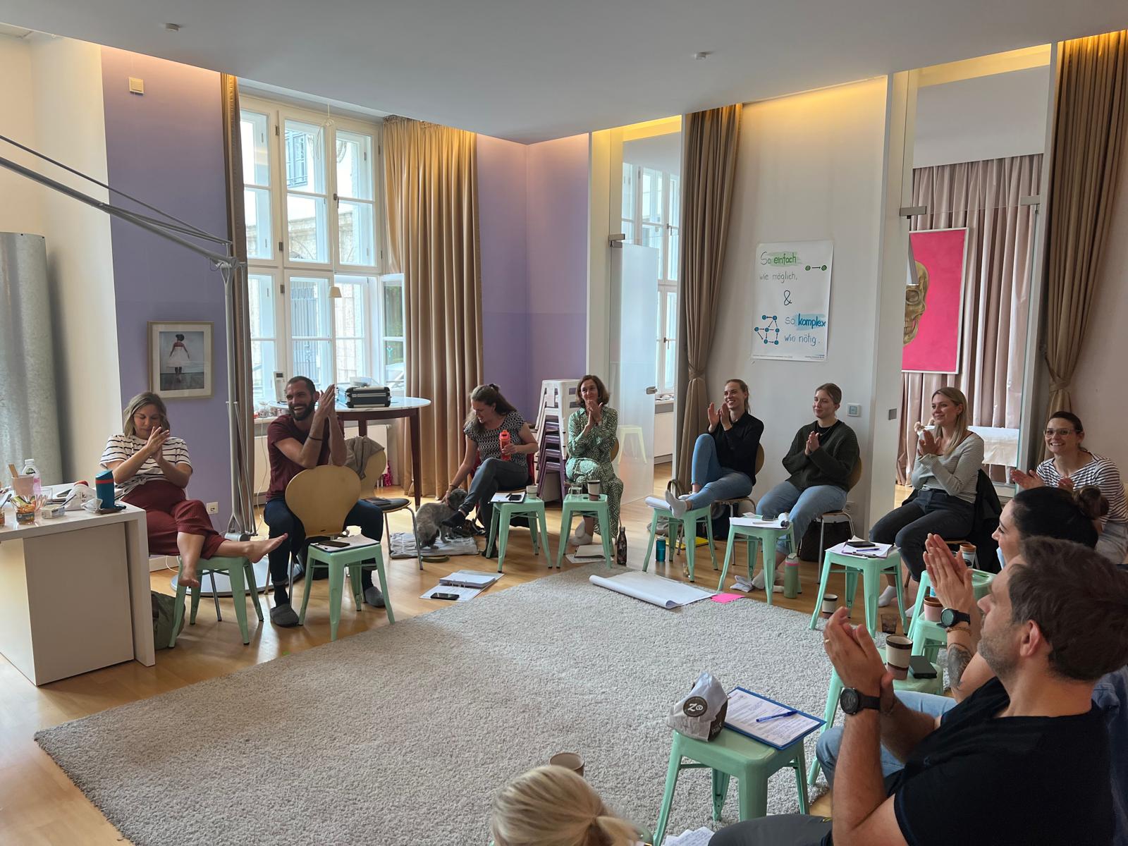 Team im Kreis – gemeinsamer Moment während eines Workshops