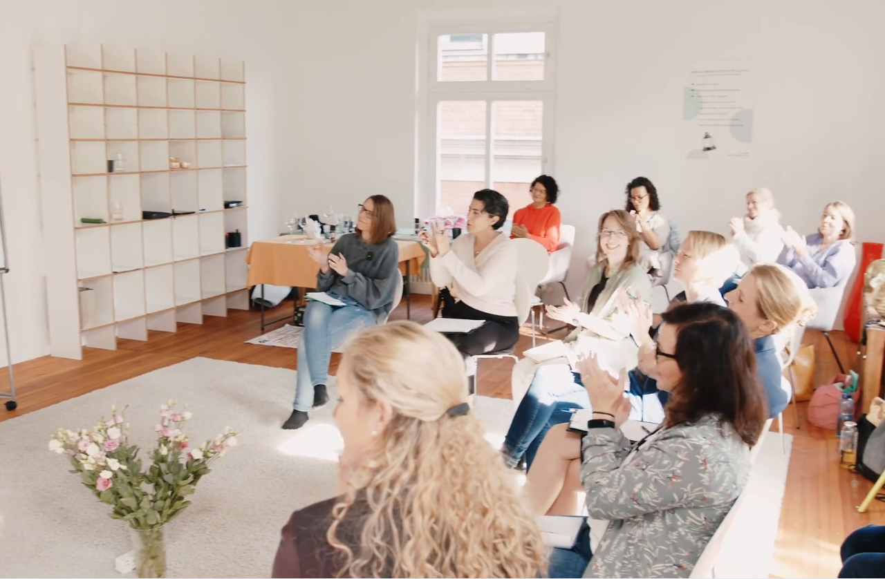 Workshop-Gruppe im Kreis – gemeinsames Arbeiten