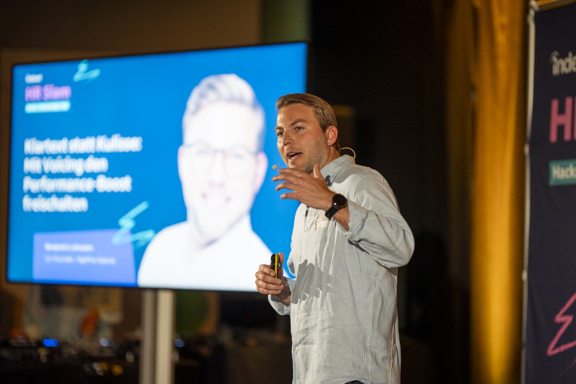 Benjamin Lohmann moderiert eine Workshop-Session vor Gruppe